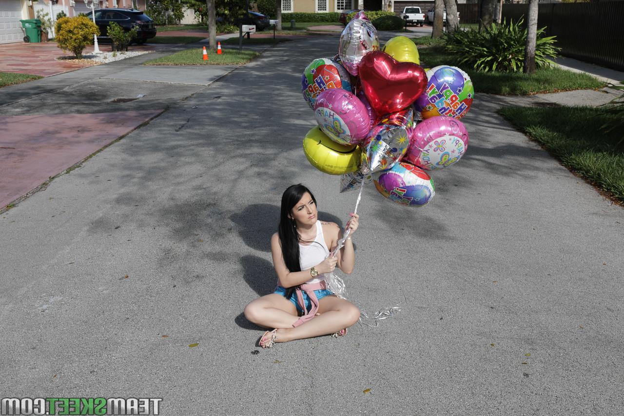 20P Jessica Jewels goes inside the house to blowjob and bang a hard rod