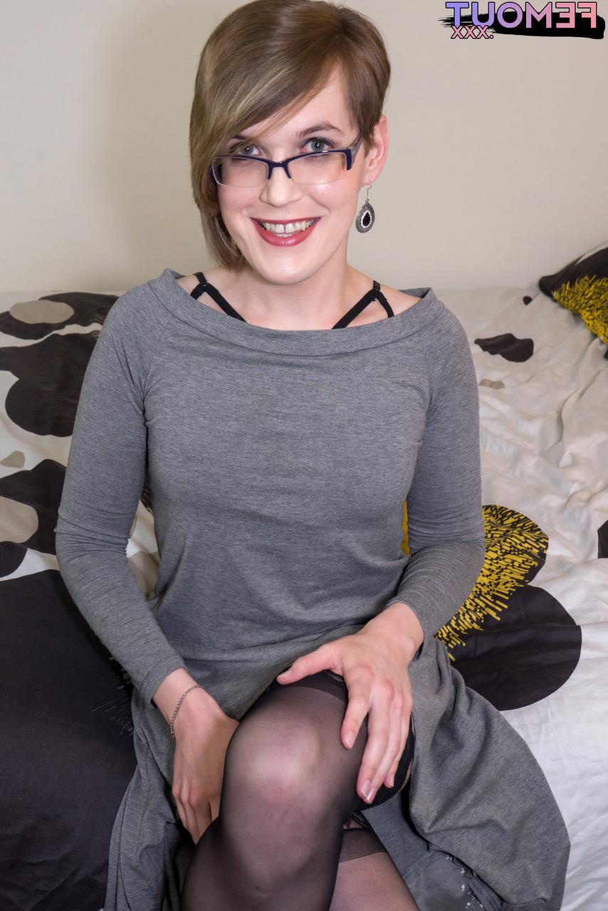 16P A travesti nerd Simone Belle exibe seu espólio gostoso e brinca com seu ânus em meias