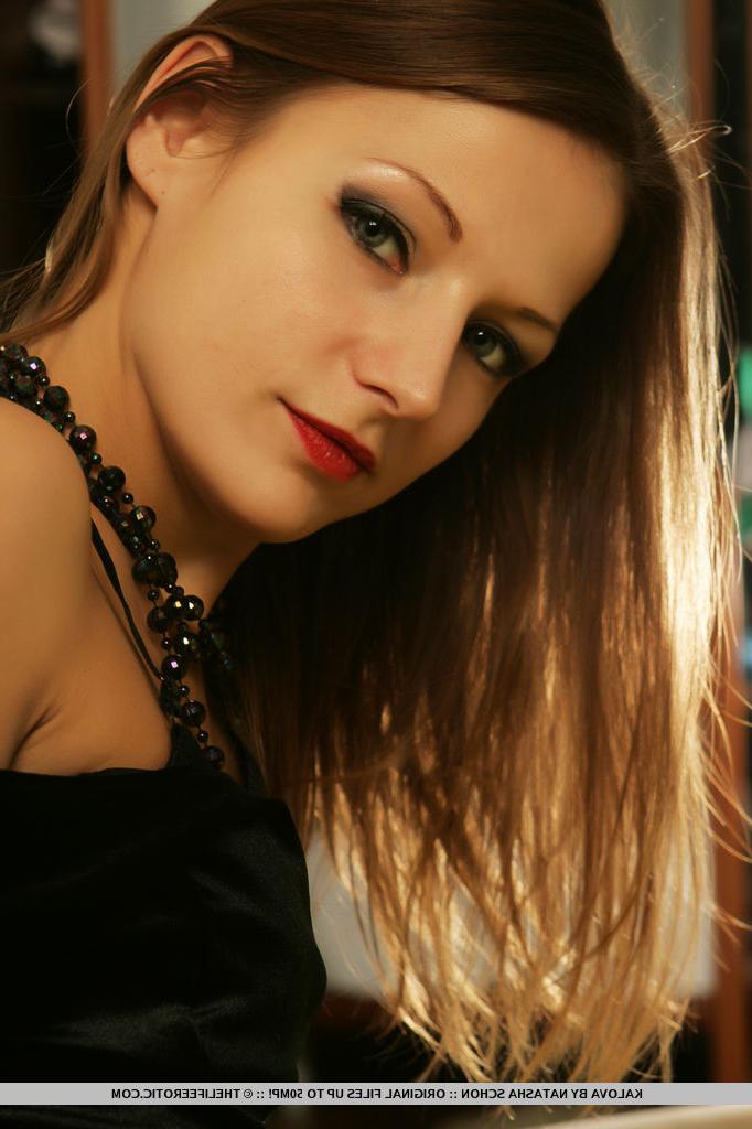 16P La guapa joven Kalova luce labios rojos mientras se desnuda totalmente en la cama