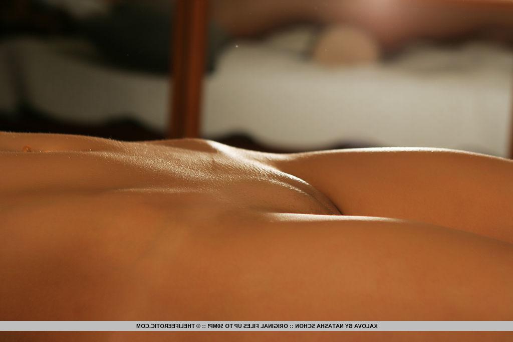 16P La guapa joven Kalova luce labios rojos mientras se desnuda totalmente en la cama