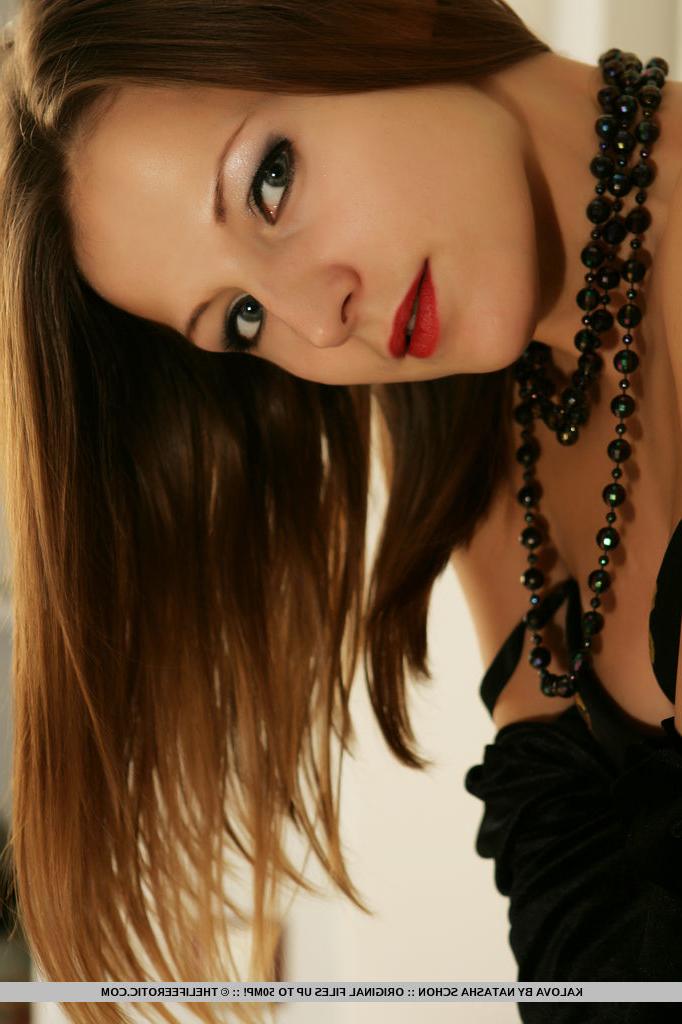 16P La guapa joven Kalova luce labios rojos mientras se desnuda totalmente en la cama