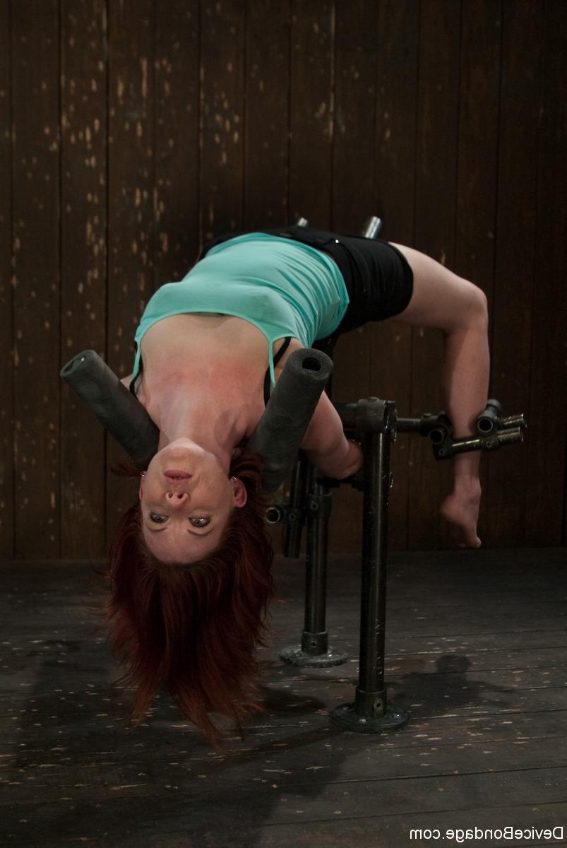 20P A ruiva Lilla Katt tem os peitos cortados e sua vulva brinca em ação BDSM