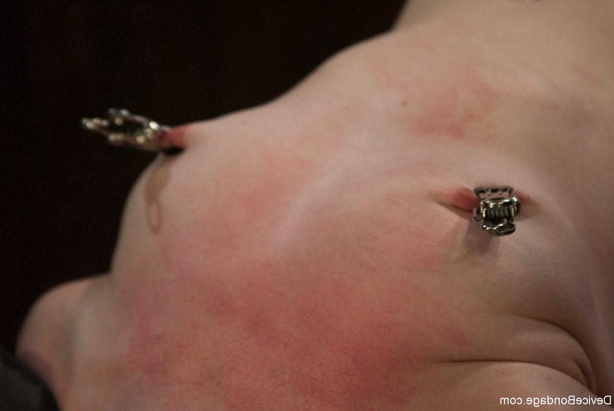 20P A ruiva Lilla Katt tem os peitos cortados e sua vulva brinca em ação BDSM