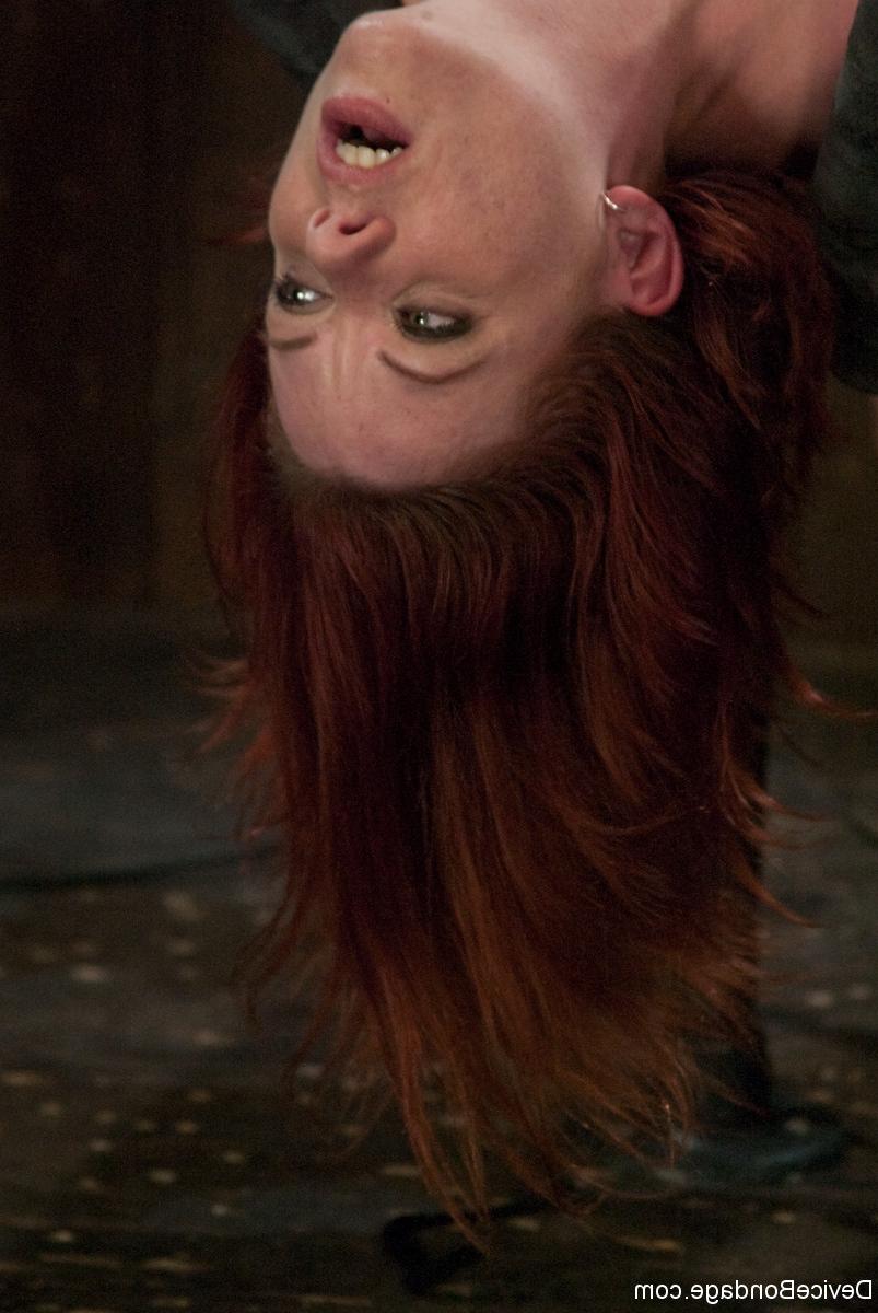 20P A ruiva Lilla Katt tem os peitos cortados e sua vulva brinca em ação BDSM