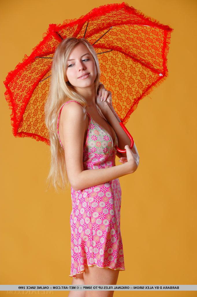 18P Barbara, une blonde sexy, écarte les jambes grandes ouvertes pour dévoiler sa chatte.
