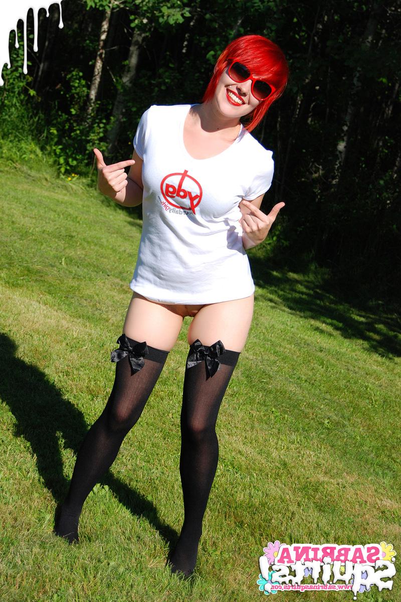 12P La rousse Sabrina Squirts montre sa chatte rasée dans le jardin.