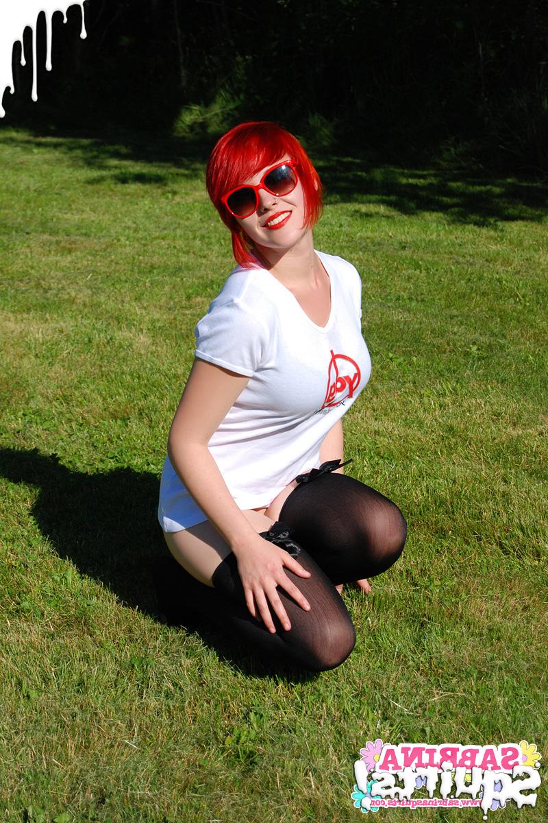 12P La rousse Sabrina Squirts montre sa chatte rasée dans le jardin.