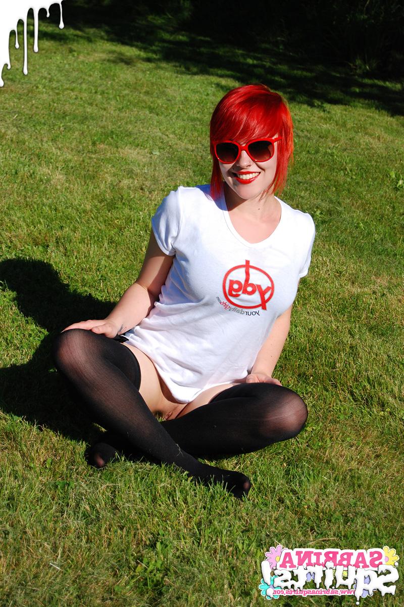 12P La rousse Sabrina Squirts montre sa chatte rasée dans le jardin.