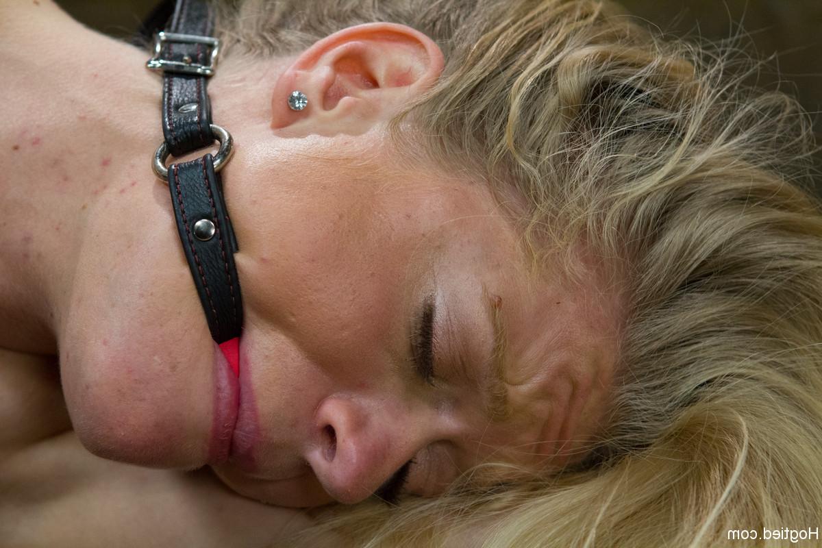 20P La blonde ligotée Bella Bends se fait pomper les seins et fouetter la chatte.