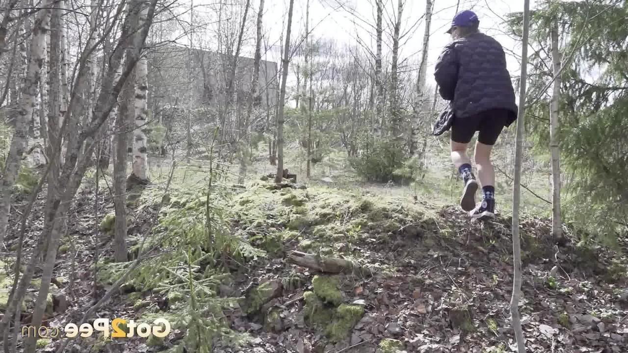 15P A garota branca Nastya faz xixi extremamente necessário enquanto caminha na floresta