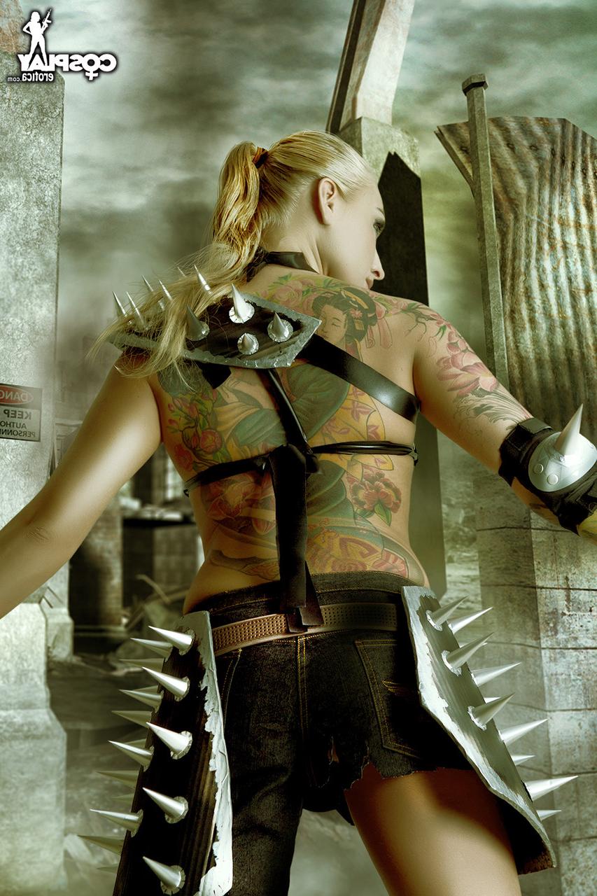12P Die tätowierte Blondine Kayla Green befreit ihren engen Schlitz und Arsch aus der Cosplay-Kleidung