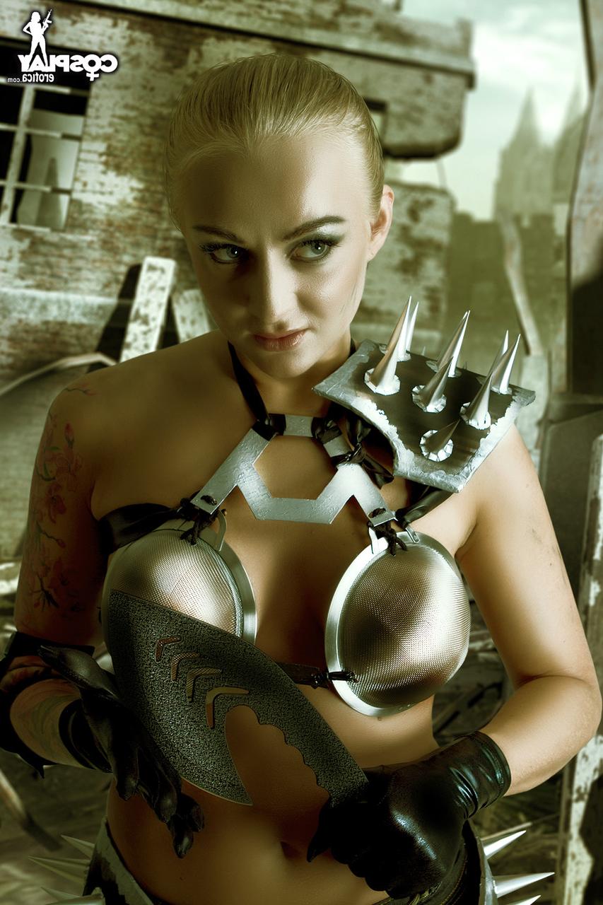 12P Die tätowierte Blondine Kayla Green befreit ihren engen Schlitz und Arsch aus der Cosplay-Kleidung