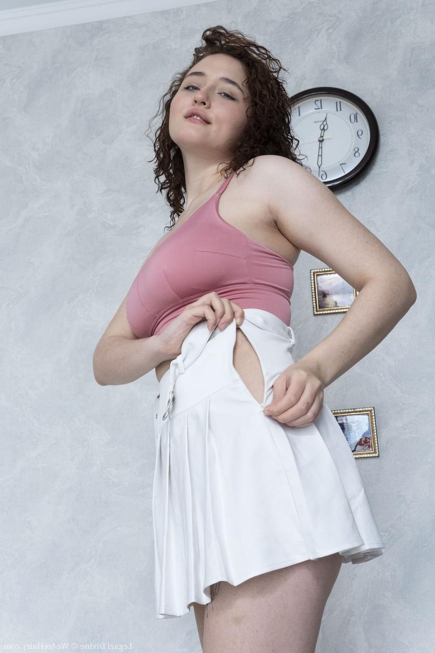 20P La miel amateur Legazi Divine doigte sa chatte poilue et exhibe ses gros seins.