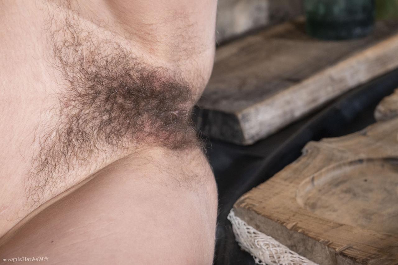 20P La amateur de pelo corto gloria m se quita la falda y hace alarde de su tupido coño