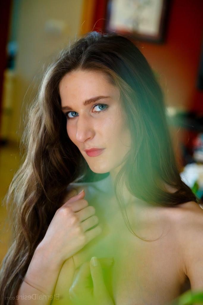 16P La joven morena Elina se mete los dedos en la vagina durante una sesión de modelaje desnuda
