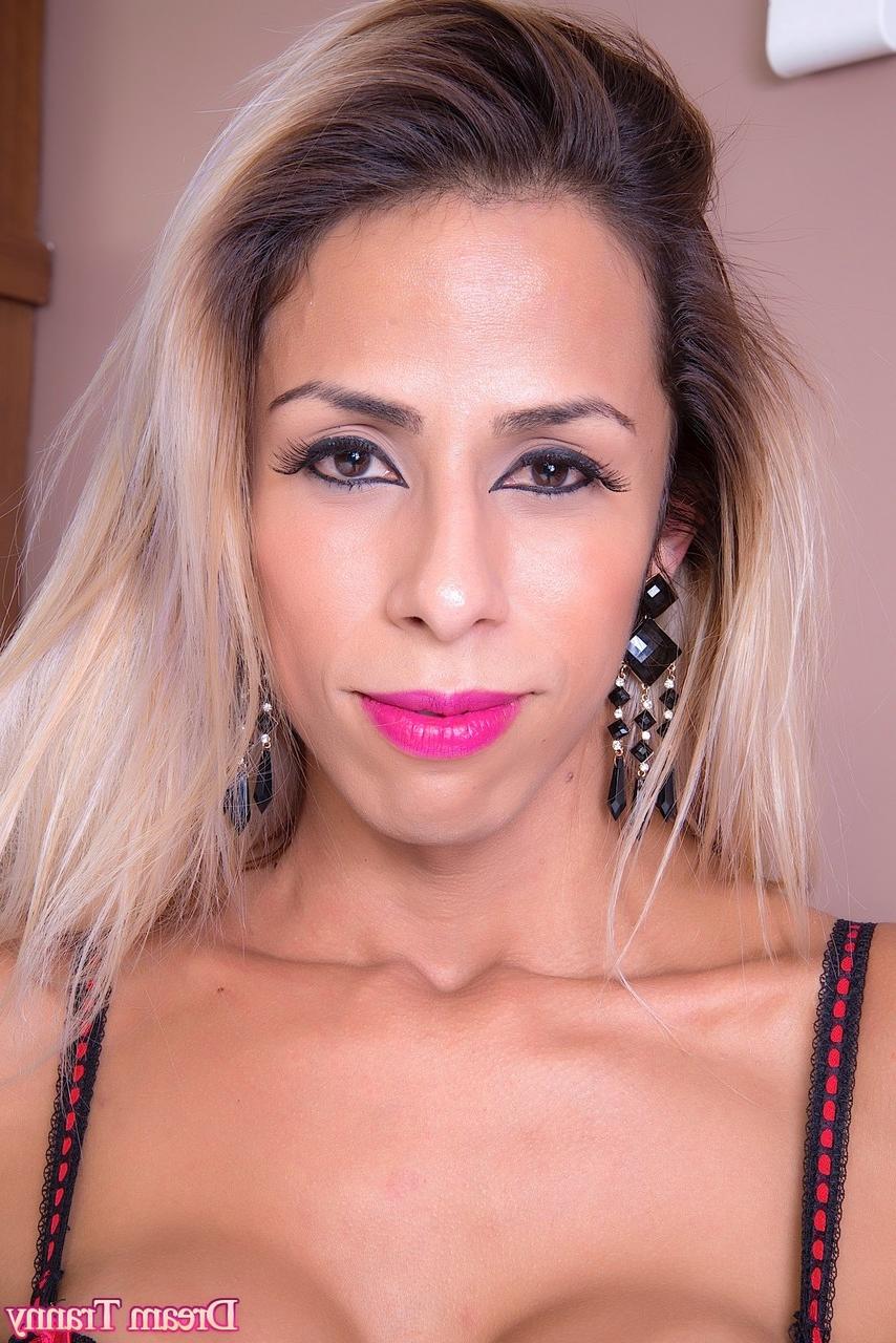 20P A travesti gostosa Bruninha Almeida consegue uma dupla penetração anal em um 3some selvagem