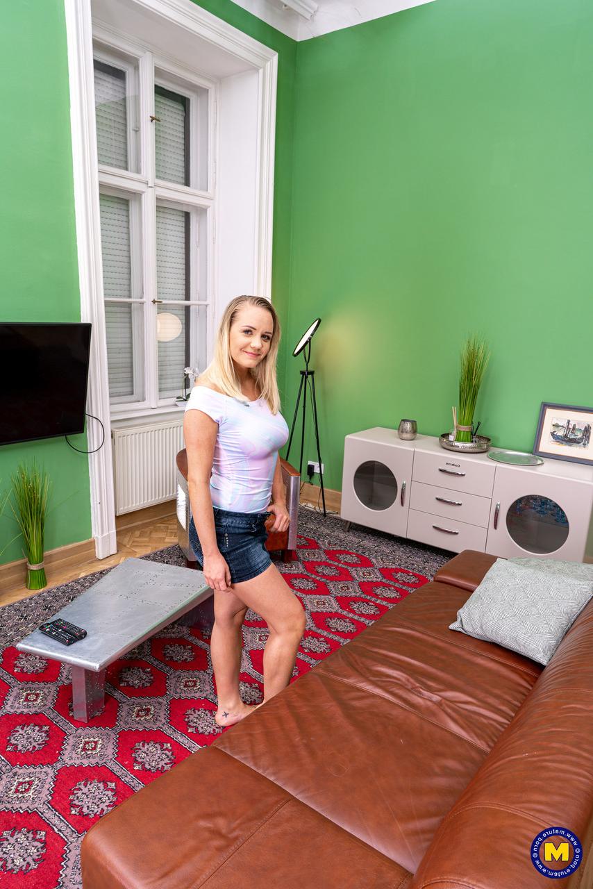 20P Lésbicas velhas e jovens Yazmine e Lucette Nice exibem suas bundas grandes