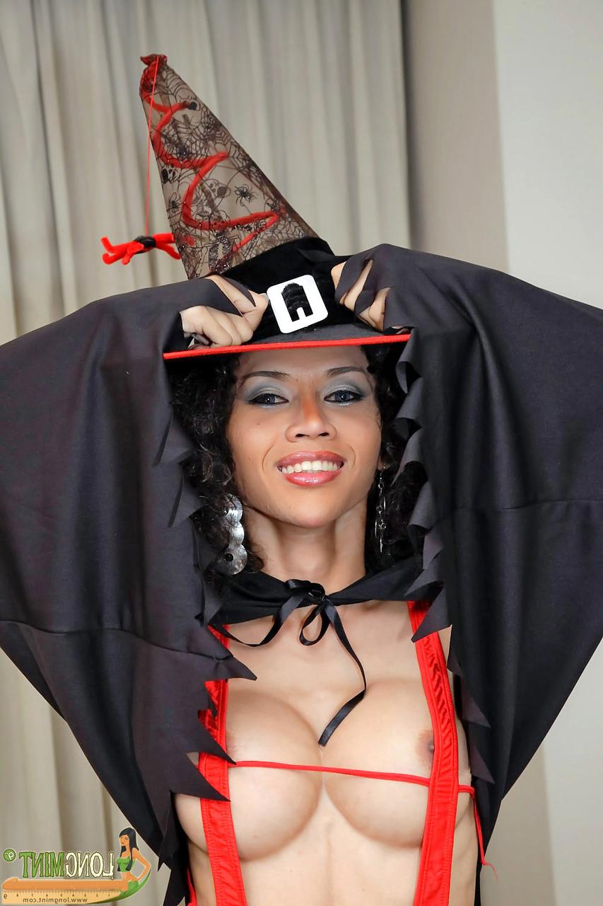 20P Travesti tailandesa com peitos grandes se masturba e se analisa com um corte