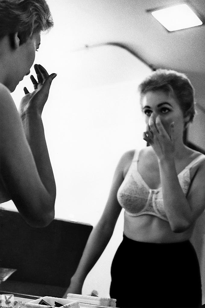 16P La abuela Jonnie en las páginas centrales posa seductoramente en topless en una sesión en blanco y negro
