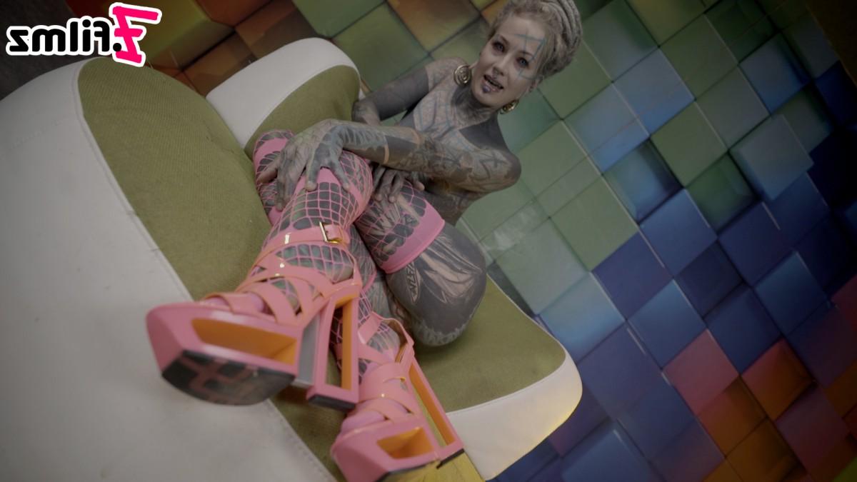 20P A garota fortemente tatuada Anuskatzz insere um vibrador durante a ação solo