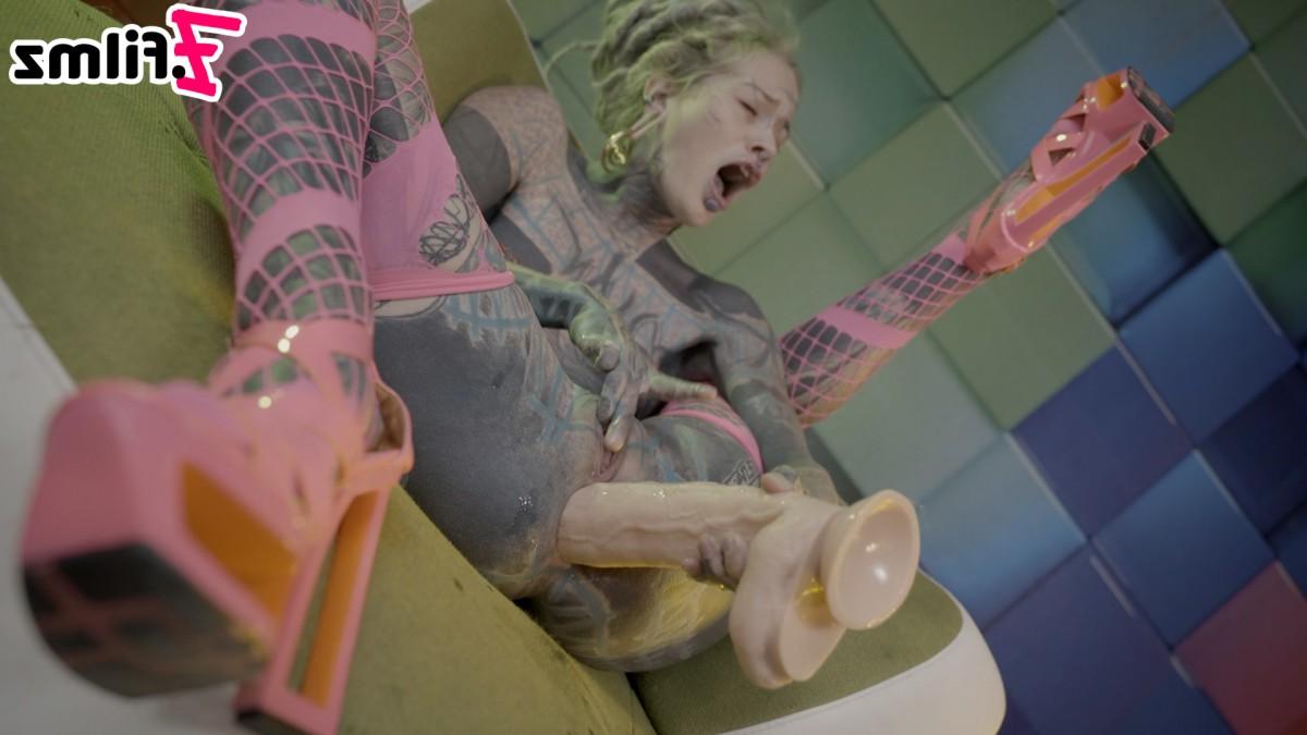 20P A garota fortemente tatuada Anuskatzz insere um vibrador durante a ação solo
