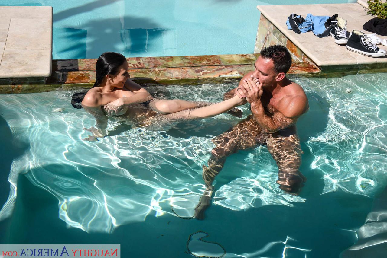 20P Ehefrau mit großen Brüsten Rachel Starr wird nach einem sonnigen Tag im Pool gefickt