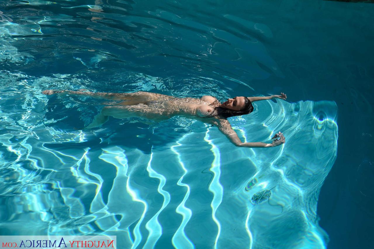 20P Ehefrau mit großen Brüsten Rachel Starr wird nach einem sonnigen Tag im Pool gefickt