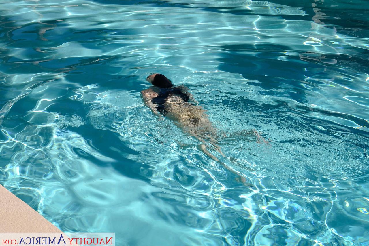 20P Ehefrau mit großen Brüsten Rachel Starr wird nach einem sonnigen Tag im Pool gefickt