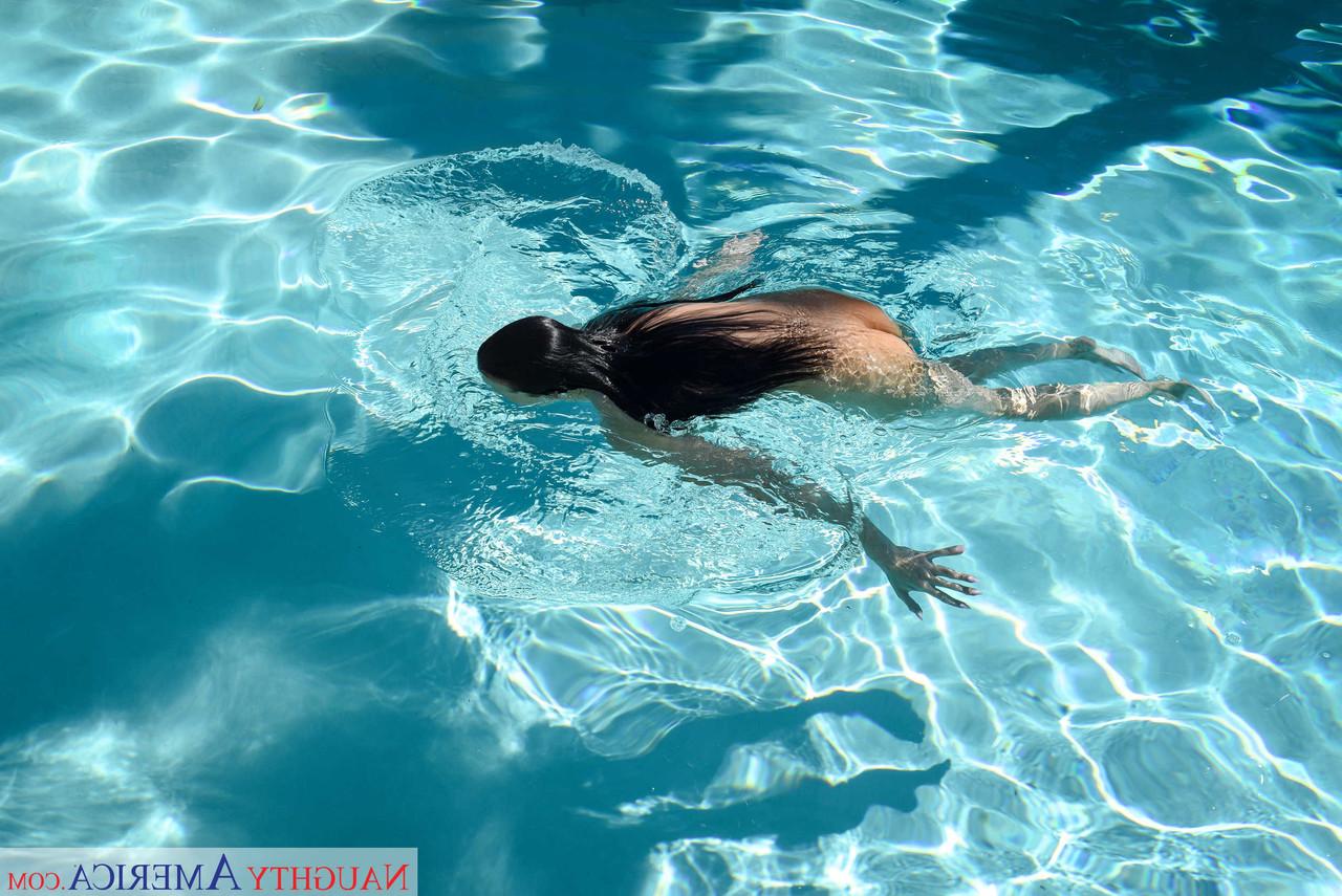 20P Ehefrau mit großen Brüsten Rachel Starr wird nach einem sonnigen Tag im Pool gefickt
