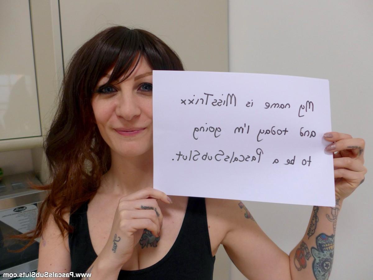 16P L'amatrice tatouée Miss Trixx se soumet à un homme dominant sur un lit avec des talons.