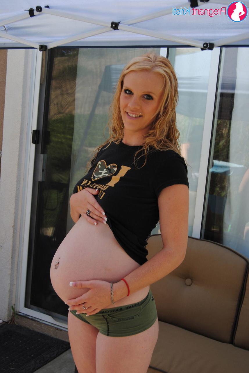 15P Kristi, une amatrice enceinte, montre ses seins et son ventre avant de se masturber.
