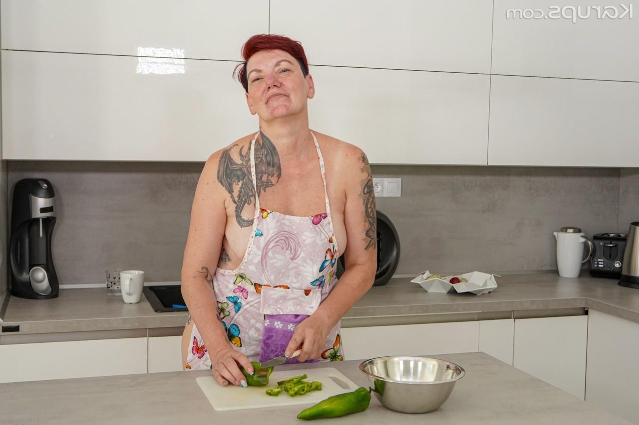 20P Short-haired MILF Gia R inserts a green pepper into her tattooed pussy