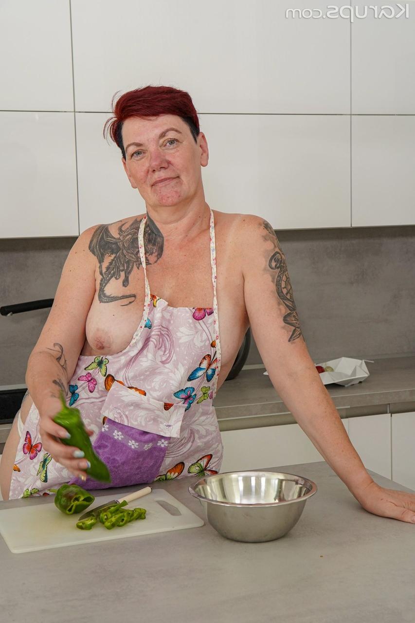 20P Short-haired MILF Gia R inserts a green pepper into her tattooed pussy