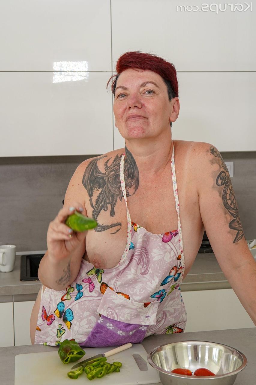 20P Short-haired MILF Gia R inserts a green pepper into her tattooed pussy