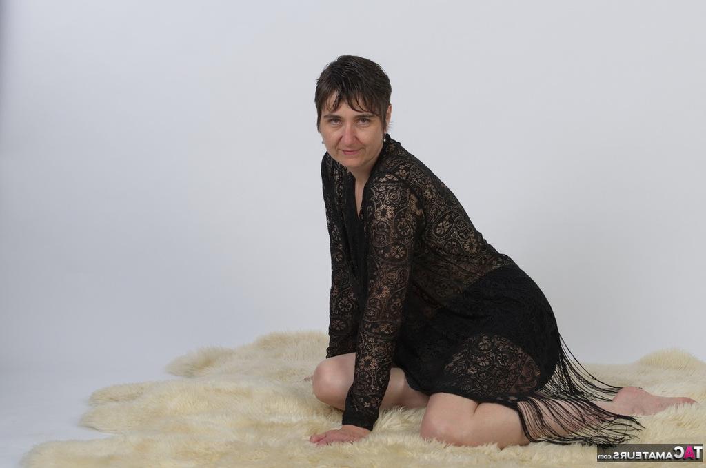 20P Older model Hot MILF slowly frees herself of black lingerie to pose nude