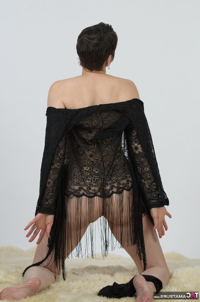 20P Older model Hot MILF slowly frees herself of black lingerie to pose nude