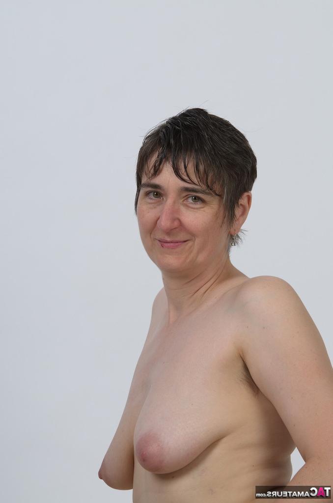 20P Older model Hot MILF slowly frees herself of black lingerie to pose nude