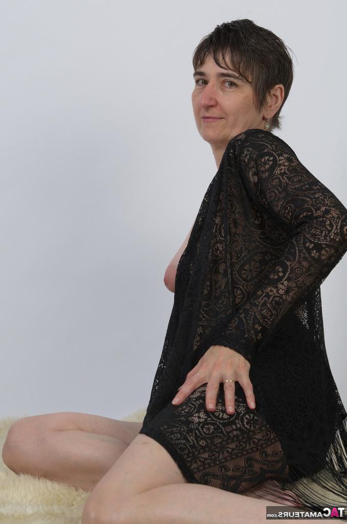 20P Older model Hot MILF slowly frees herself of black lingerie to pose nude