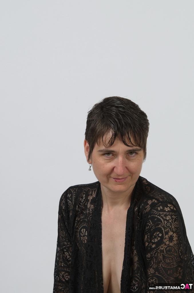 20P Older model Hot MILF slowly frees herself of black lingerie to pose nude