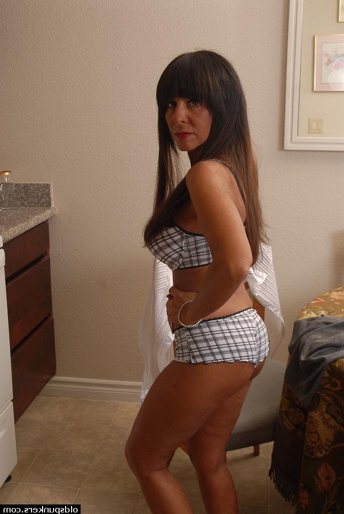 16P La madura morena cassidy mostrando las bragas bajo la falda en la cocina