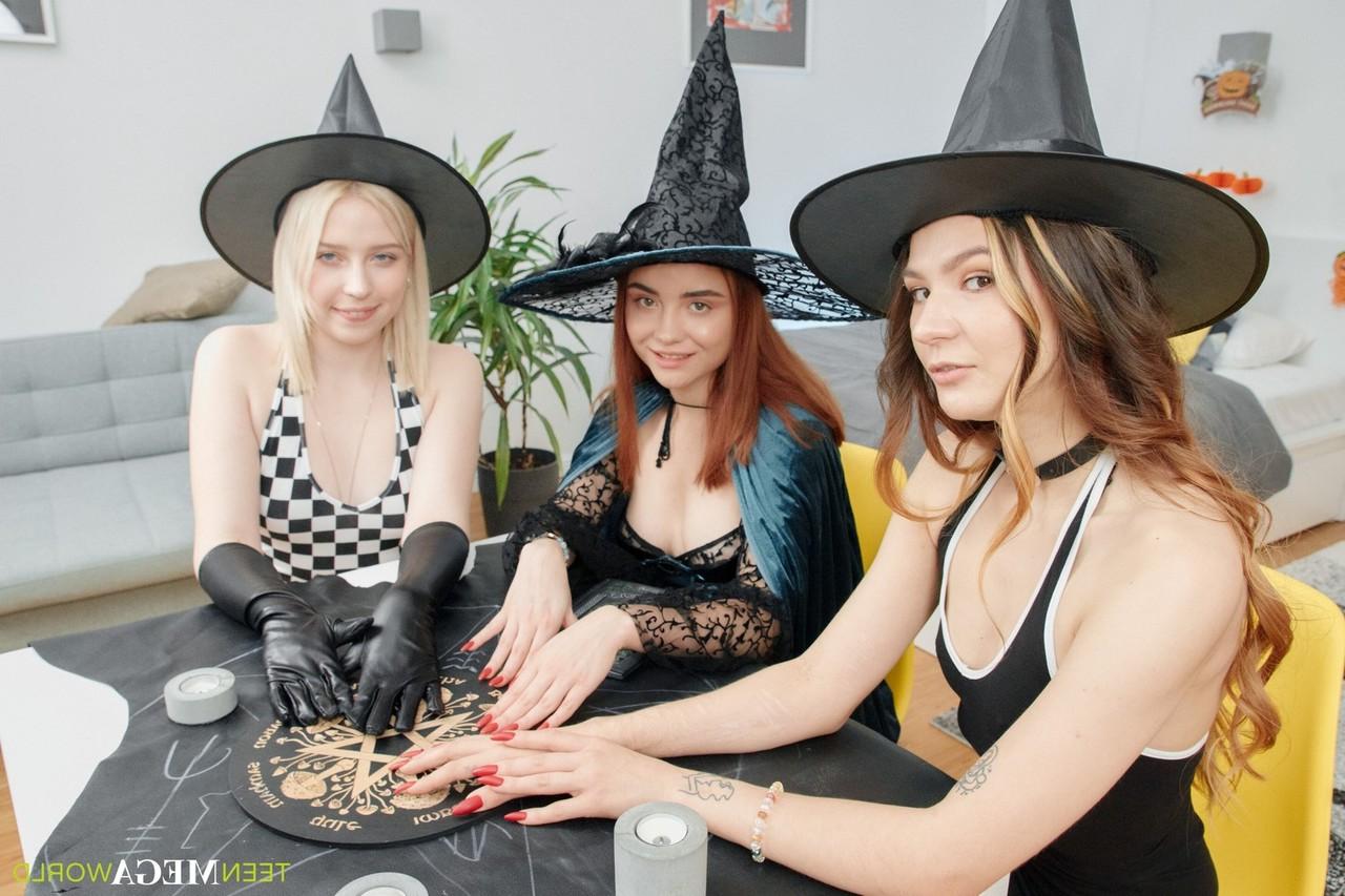 16P Junge Hexen nehmen an einem lesbischen Dreier auf einem Bett teil