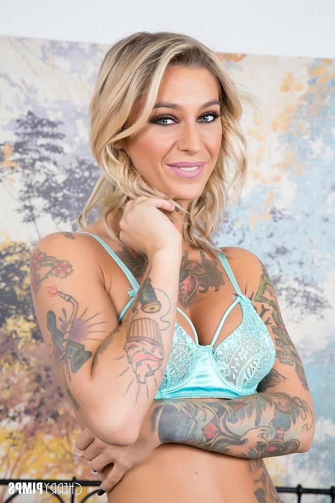 16P A garota loira suja Kleio Valentien mostra o corpo fortemente tatuado nua