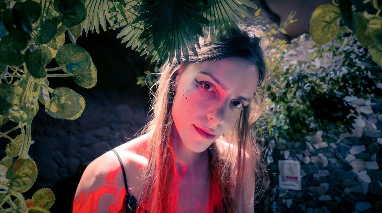10P A crossdresser magrinha Olga Mayer brinca com seu pau grande e posa em um solo