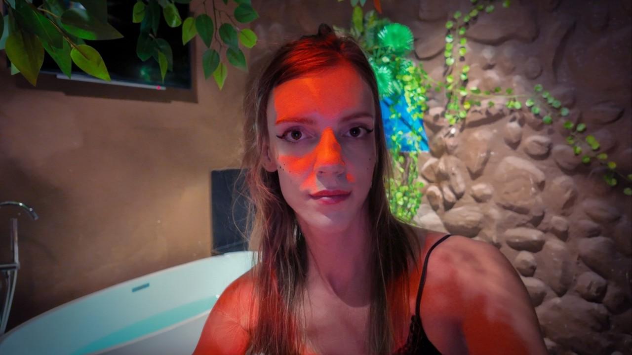 10P A crossdresser magrinha Olga Mayer brinca com seu pau grande e posa em um solo