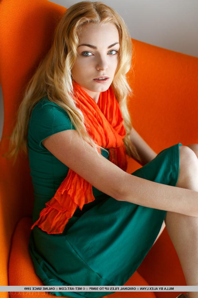 18P Une blonde maigre exhibe ses jambes d'adolescente sexy lors d'une diffusion glamour.