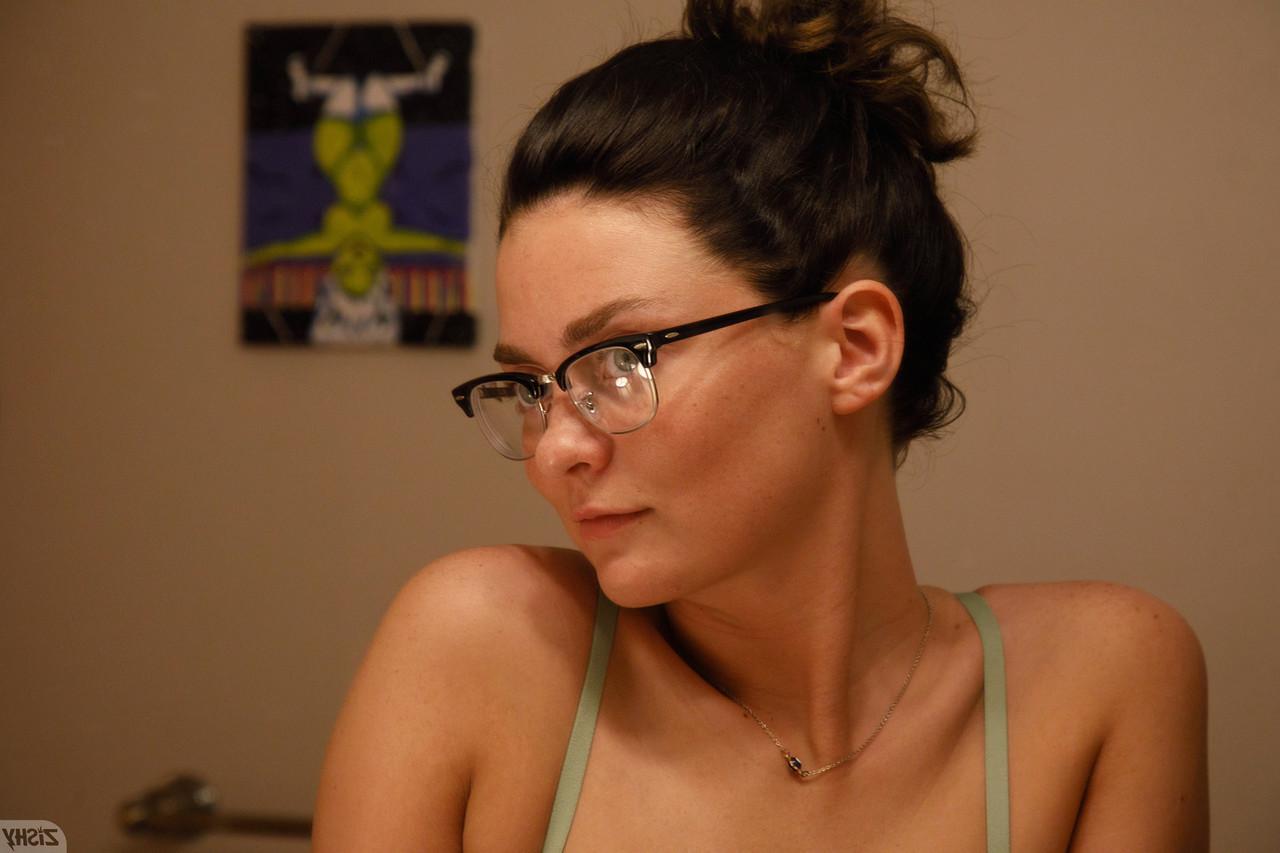 13P Savannah Small, une amatrice sexy, se met seins nus tout en exhibant son gros cul.