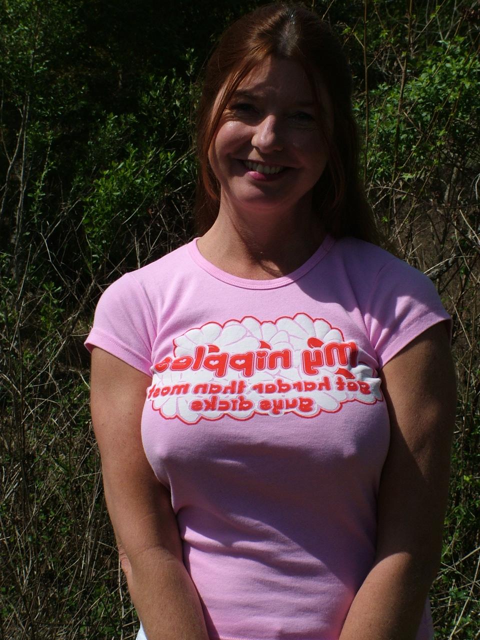 20P Horny MILF shows off her mesmerizing curves and poses in nature