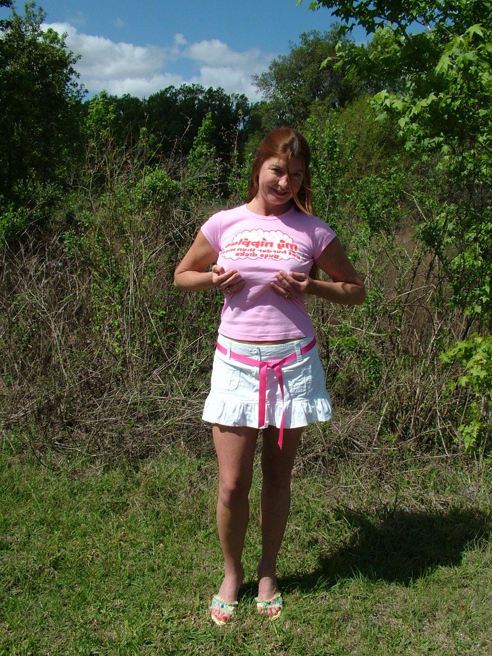 20P Horny MILF shows off her mesmerizing curves and poses in nature