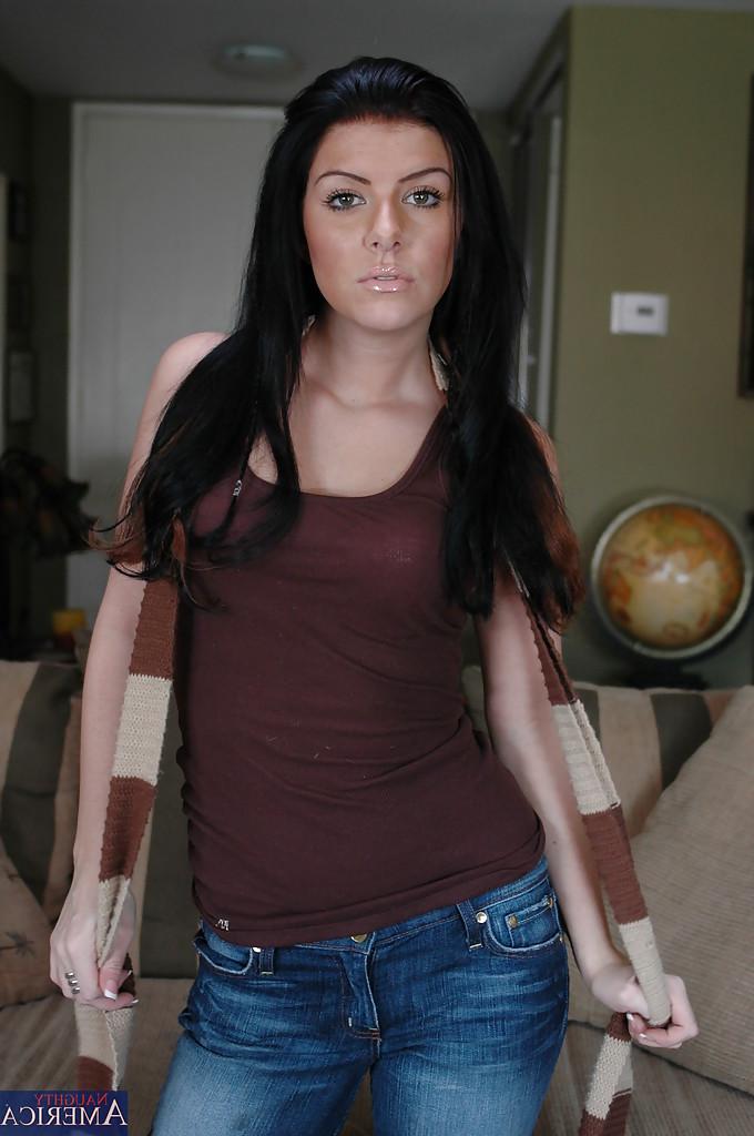 16P Bonita morena quitándose los jeans y mostrando su cuerpo