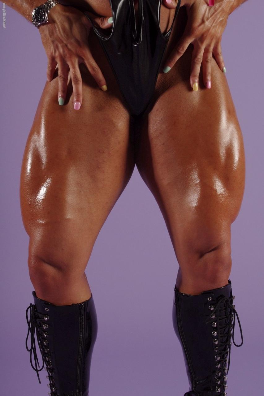 20P Die britische Bodybuilderin Lisa Cross zeigt ihren muskulösen, gebräunten Körper im Badeanzug